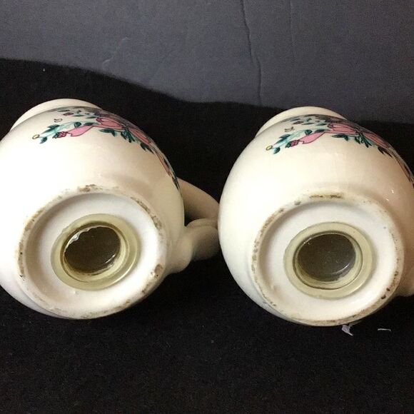 Beautiful vintage Berry, vine, and bouquet, salt, and pepper shakers ￼￼ - Picture 6 of 6